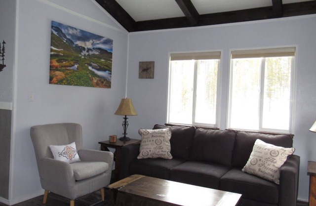 ❇ 2 bdrm, Cozy Top Floor Mountain Escape located on FREE bus line ❇