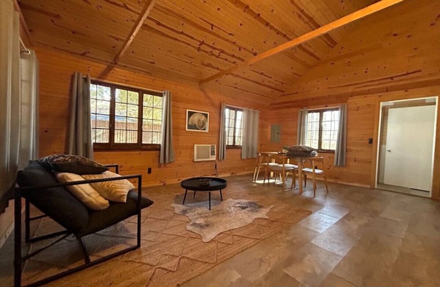 2 bdrm, hot tub, walk to beach
