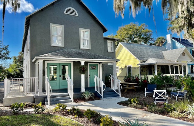 2 bed, 1 bath, 2nd floor apartment in the heart of downtown, historic New Smyrna Beach.