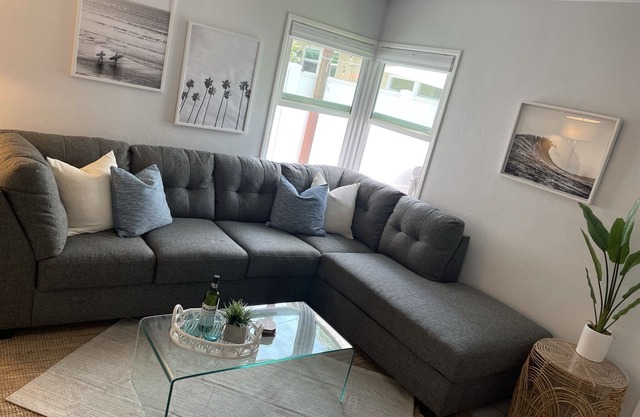 2 bed 2 bath 3 blocks from water! Sleeps 6 - Dog Run!