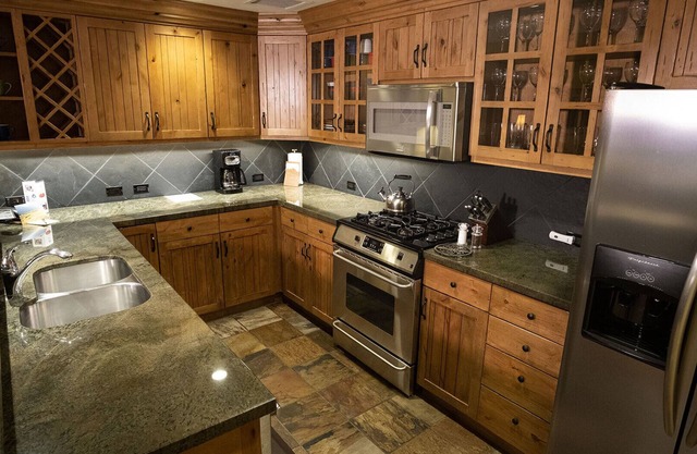 2 bed/2 bath with daily housekeeping and free lift tickets for the week!