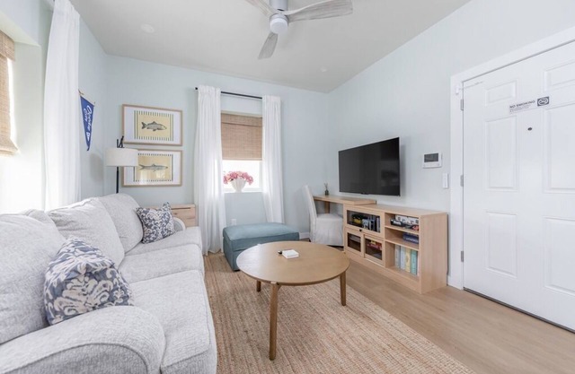 2 bed/2bath, 2 blocks from beach & boardwalk with Pool and Full Linen Service!