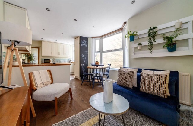 2 Bed Apartment in Finsbury with Garden