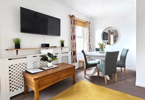 2 bed apt w/private parking close to town centre