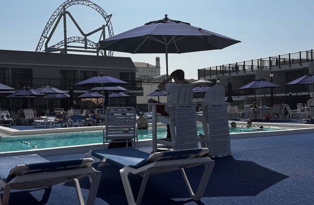 2-bed condo in OCNJ- pool, WiFi, parking & elevator. Steps to beach & boardwalk!