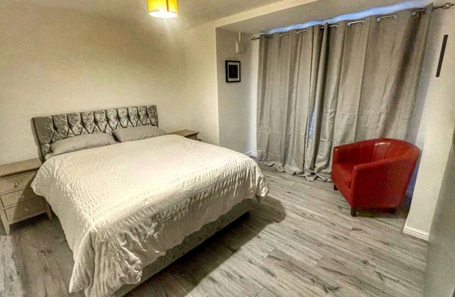 2 bed (ensuite) garden apartment gated, close to Langley, Heathrow , Windsor