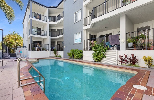 2-Bed Escape with Pool, Steps From Torquay Beach