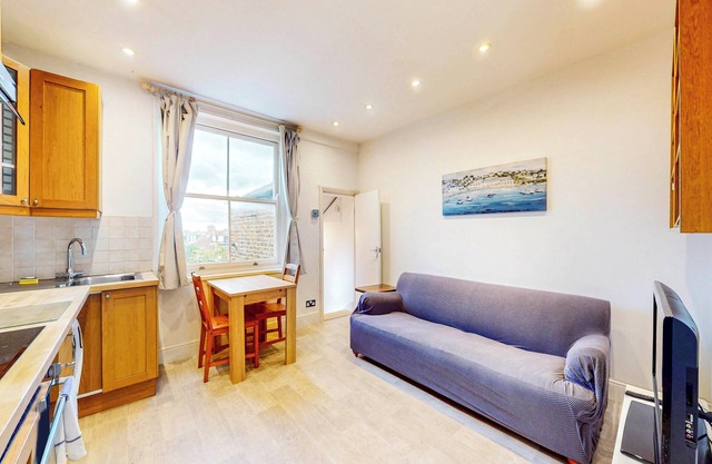 2-Bed Flat | Steps to Wimbledon Park & Tube