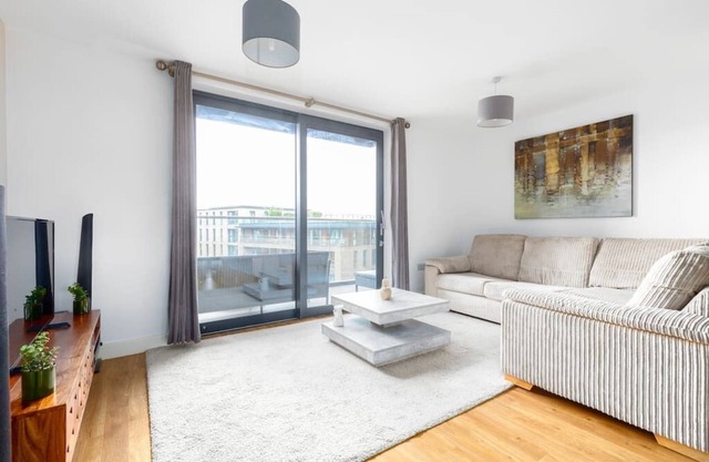 2 Bed Flat with Balcony in Canada Water
