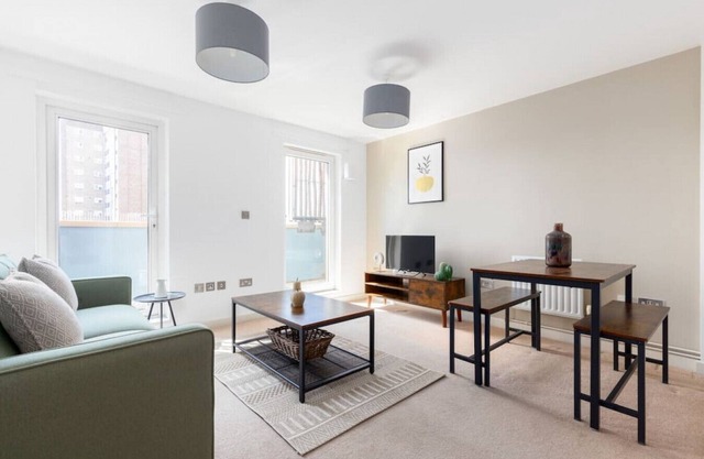 2 Bed Flat with Balcony in Hackney