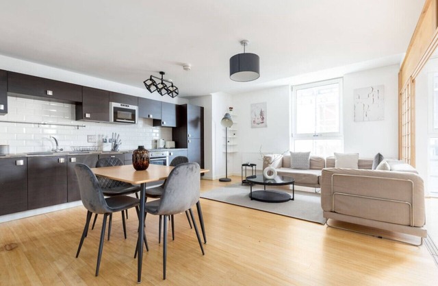2 Bed Flat with Balcony in Dalston