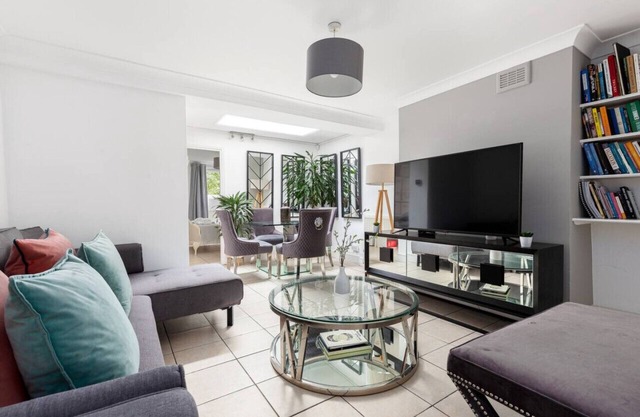 2 Bed Garden Flat in Oval