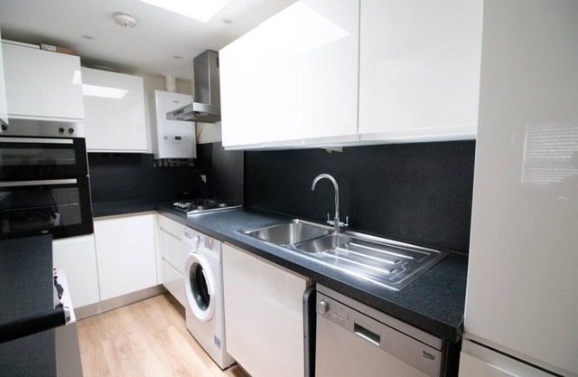 2 bed Home from Home Apartments SW19