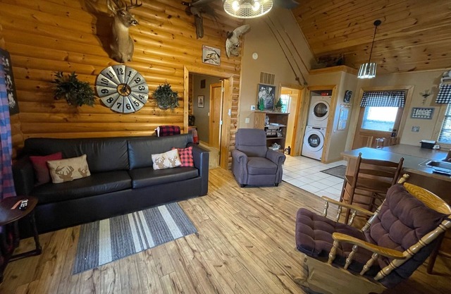 2 bed Log Cabin, w/2 Jacuzzi, 1 mi to SDC, pool, nature trails, private lake