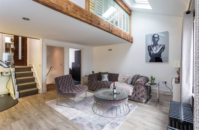 2 Bed Penthouse with Roof Terrace + parking near Metro to Old Trafford & City