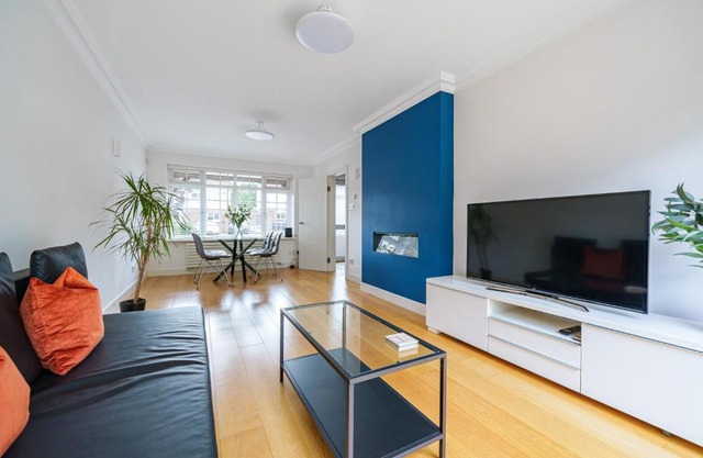 2 bed semi-detached house to rent in Connaught Road, Barnet EN5