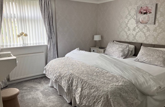 2 Bed-Sleeps 4-Parking-Beachside-Golf Access