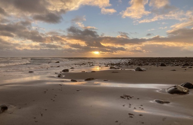 2 Bed-sleeps4-beachfront-free Parking