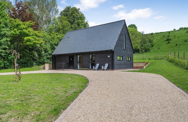 2 bedroom accommodation in Pitton near Salisbury