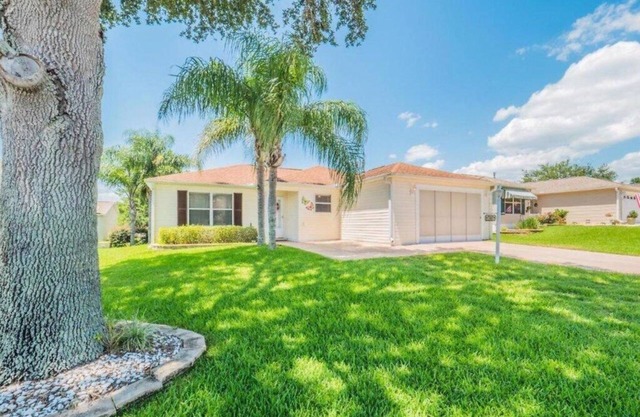 2 bedroom/2 bath home with 4-person cart minutes from Lake Sumter