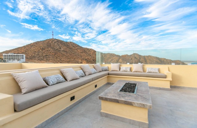 2 Bedroom | 2 Bathroom w/Large Roof Top