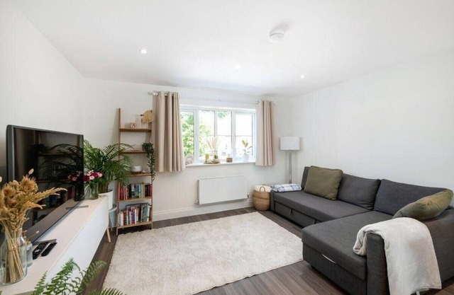 2 Bedroom, 2 Bathrooms, Parking, Electric Charger Juliet Balcony, Close to Reigate Station & Centre - 2230
