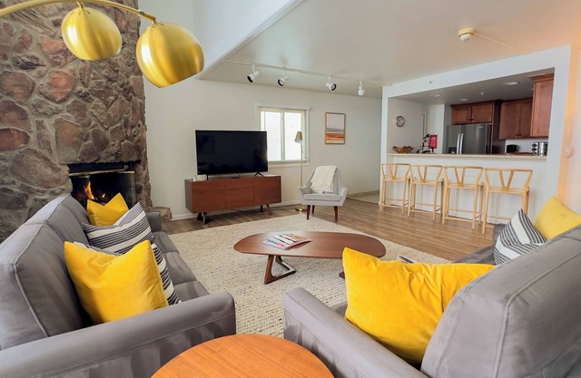 2 Bedroom - 2 Level Spacious Condo inside the Evergreen Lodge! Unit 605