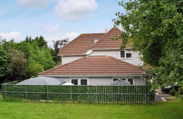2 bedroom accommodation in Topsham, near Exeter