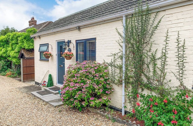 2 bedroom accommodation in Clanfield, near Petersfield