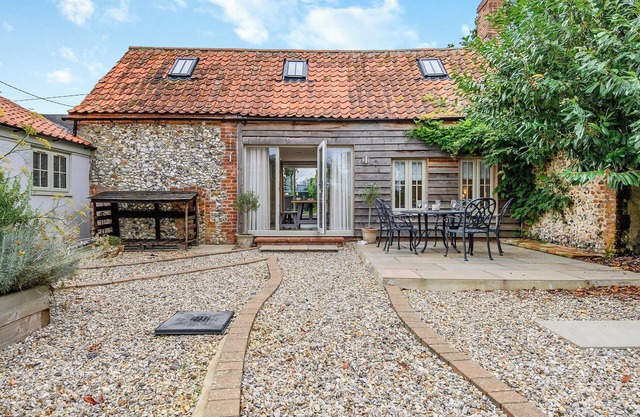 2 bedroom accommodation in Great Dunham, near Swaffham