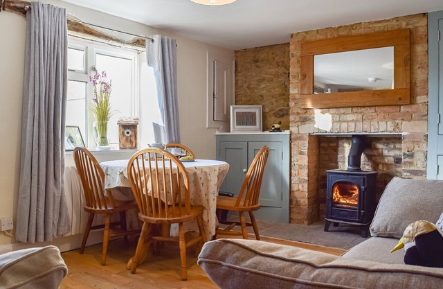 2 bedroom accommodation in Eaglethorpe, near Warmington