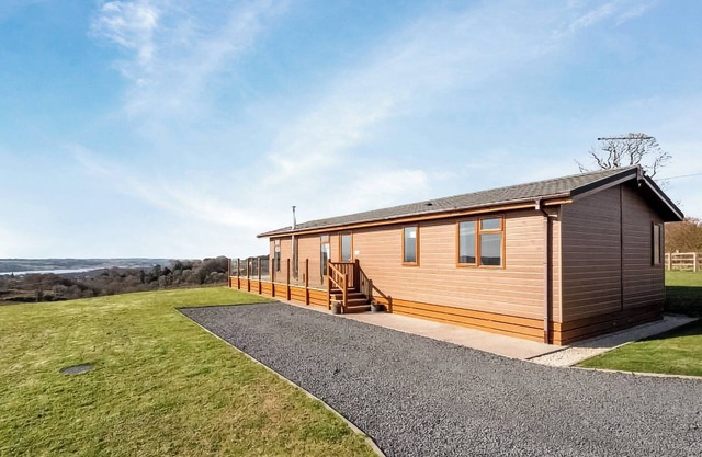 2 bedroom accommodation in Lochwinnoch