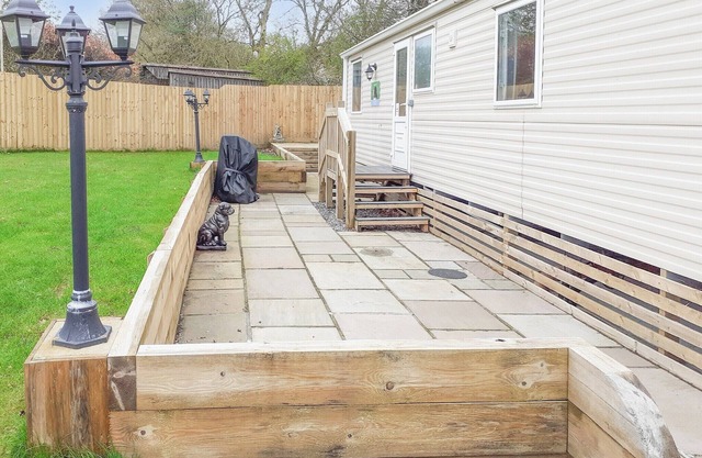 2 bedroom accommodation in Stour Row
