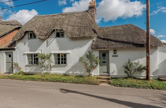2 bedroom accommodation in Farnham