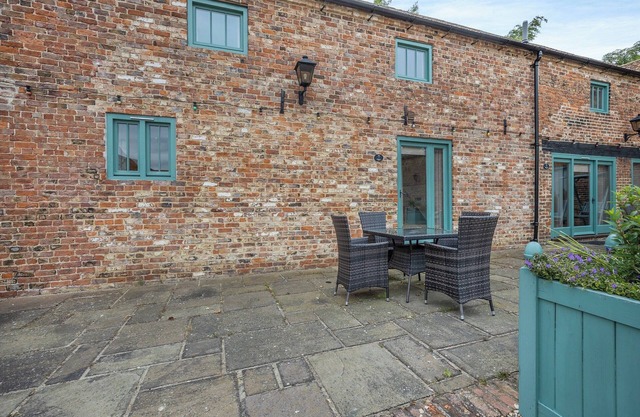 2 bedroom accommodation in Holton-Le-Clay, near Cleethorpes