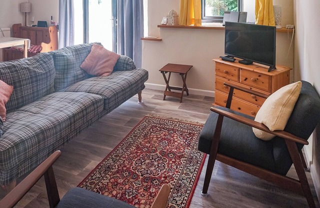 2 bedroom accommodation in Colaton Raleigh, near Sidmouth