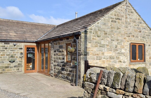 2 bedroom accommodation in Deepcar