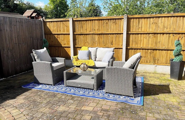 2 bedroom accommodation in Edwinstowe, near Mansfield