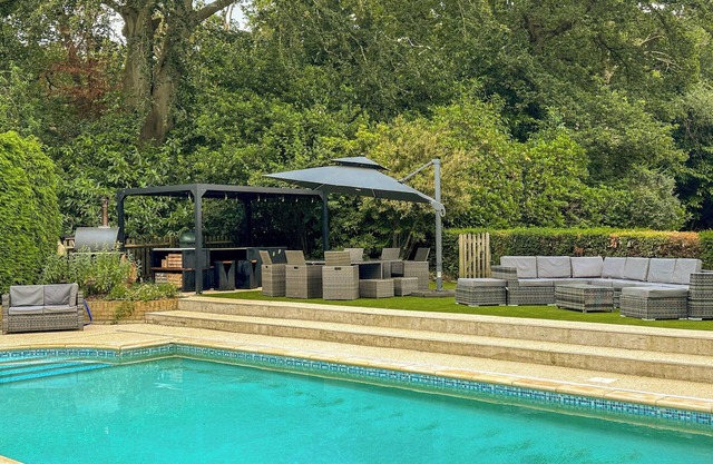 2 bedroom accommodation in Farnham Common, near Beaconsfield