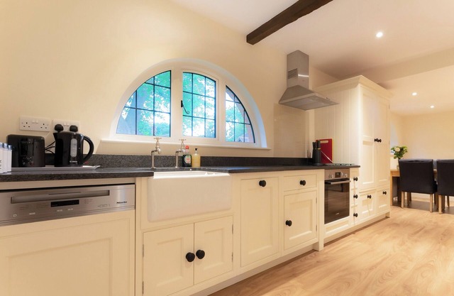 2 bedroom accommodation in Ockham, near Guildford