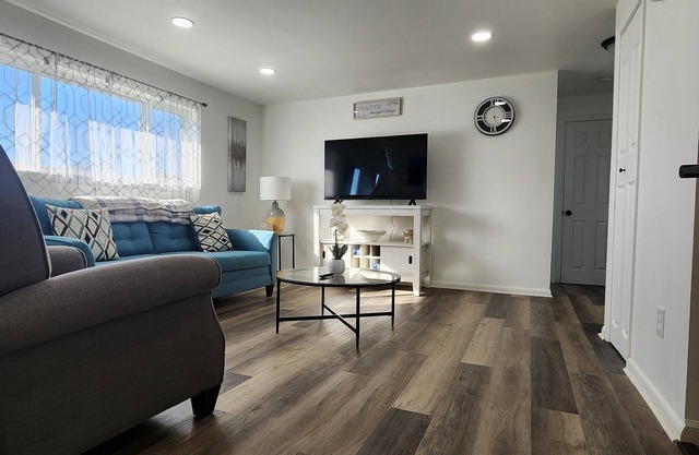 2-bedroom apartment with full kitchen, & strong Wi-Fi, near Lourdes, UHS and BU