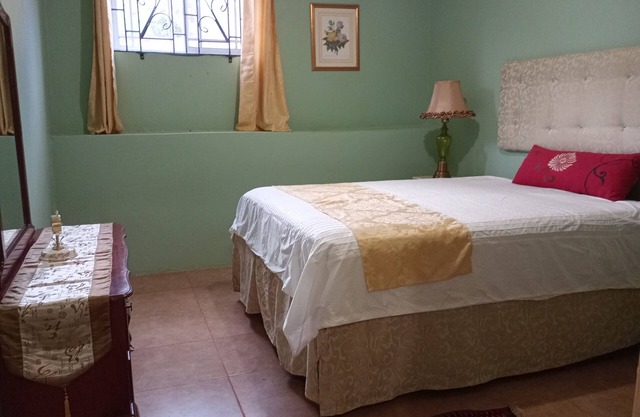2-bedroom apartment in delightful Cross Keys with WiFi. Best climate in Jamaica.