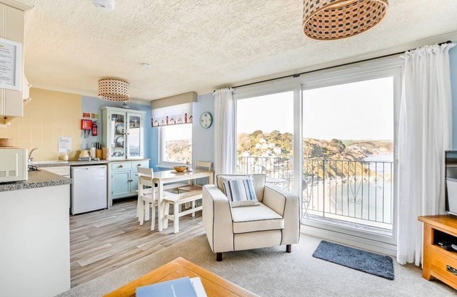 2 bedroom apartment with balcony, panoramic sea views, outisde space and parking