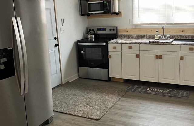 2-bedroom apt in Cambridge close to i70/77 & walking distance to downtown