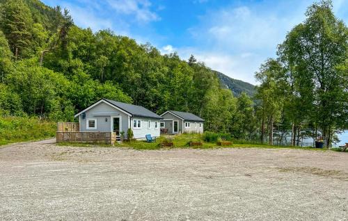 2 Bedroom Awesome Home In Lavik