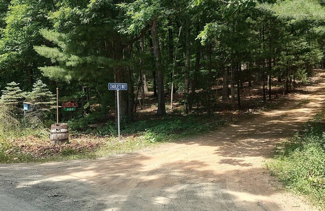 2-bedroom cabin on seven peaceful wooded acres in Hesston, PA