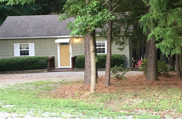 2 Bedroom Cabin Private Yard, Dock. Pets welcome. Hwy 58 Buggs Island -Kerr Lake