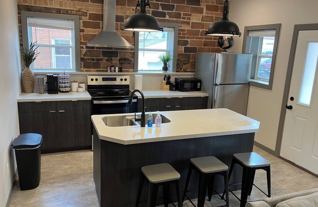 2 Bedroom - Convenient & Comfy Downtown Apartment