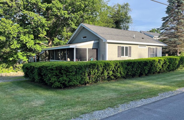 2 Bedroom Cottage steps from Jenness Beach. Listen to the waves of the ocean