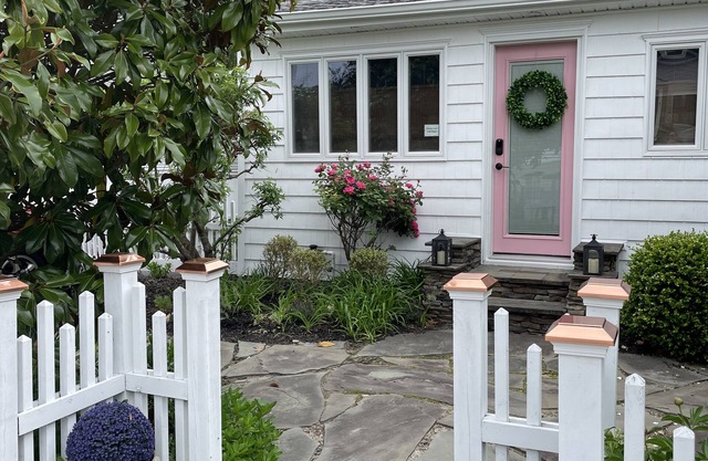 2 Bedroom Cozy Charmer, Beach Block.90 Steps to the Bay with ample parking